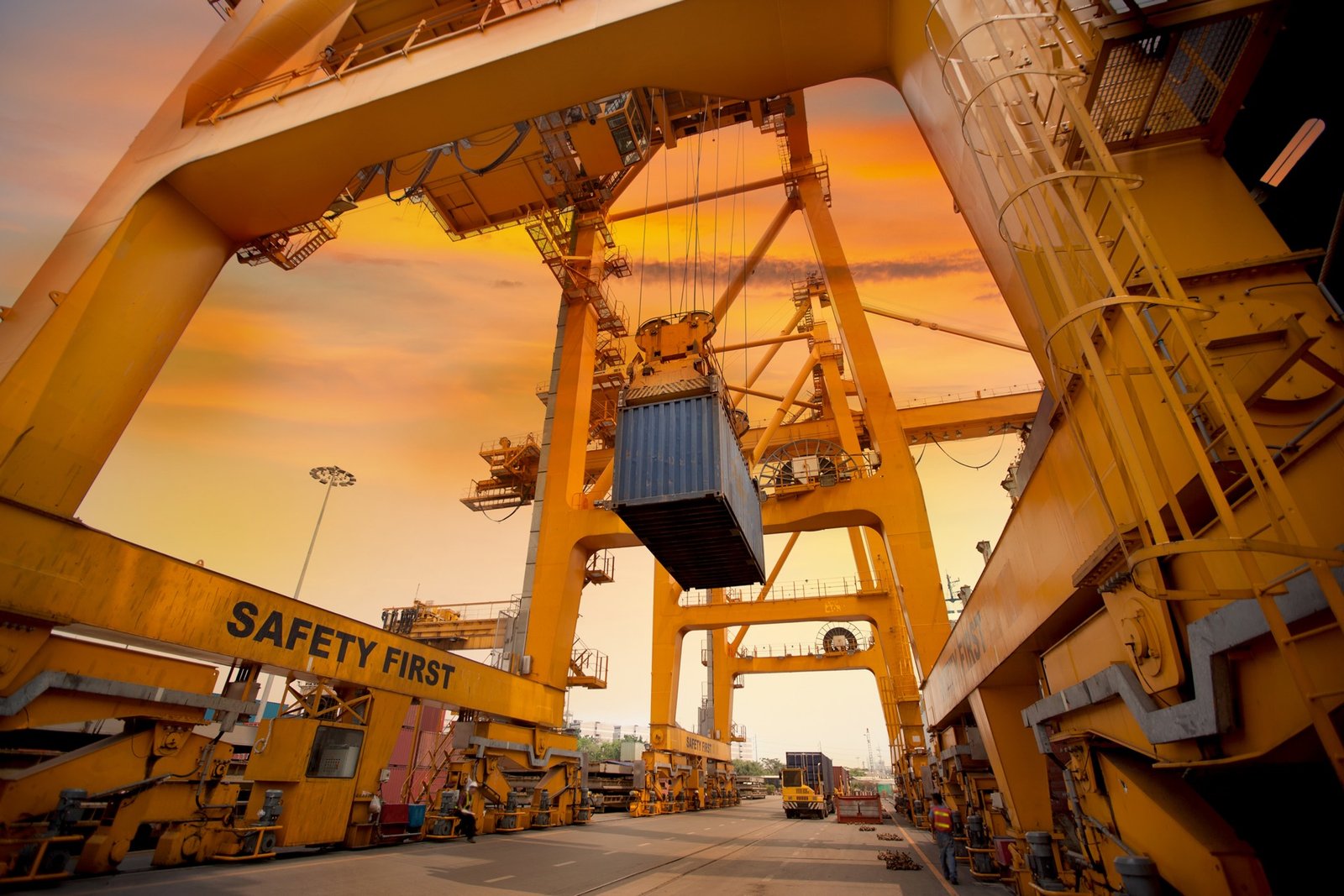 Opération réelle de grue sur un terminal à conteneurs