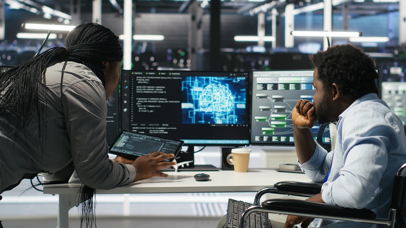 Équipe technique travaillant dans un environnement digital