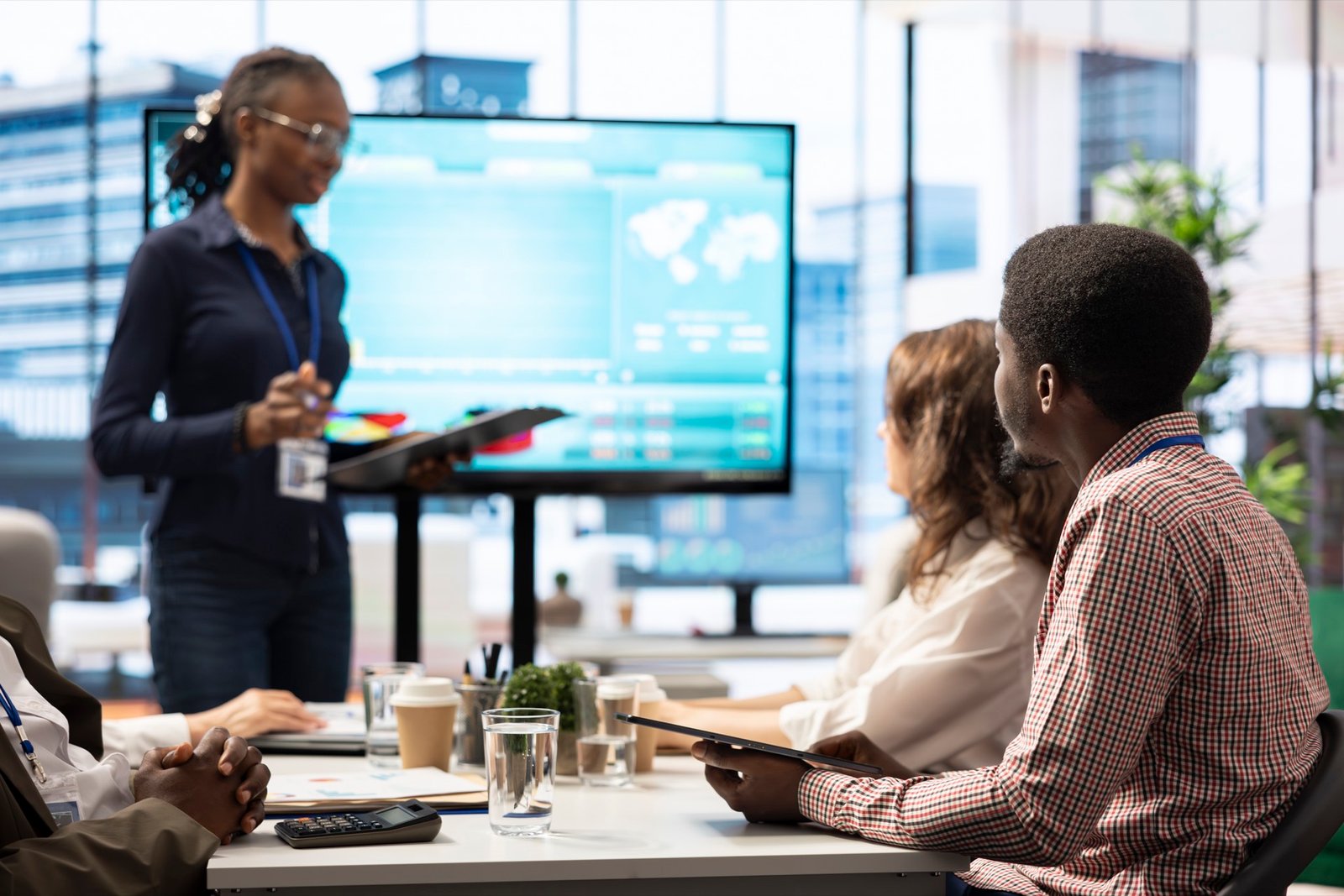 Équipe en réunion de travail sur l’organisation des processus